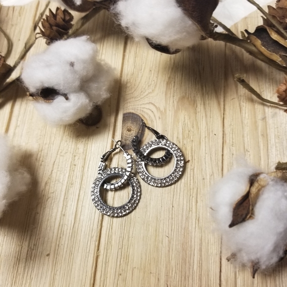 Gorgeous SILVER GRAY CZ earrings - Picture 2 of 5